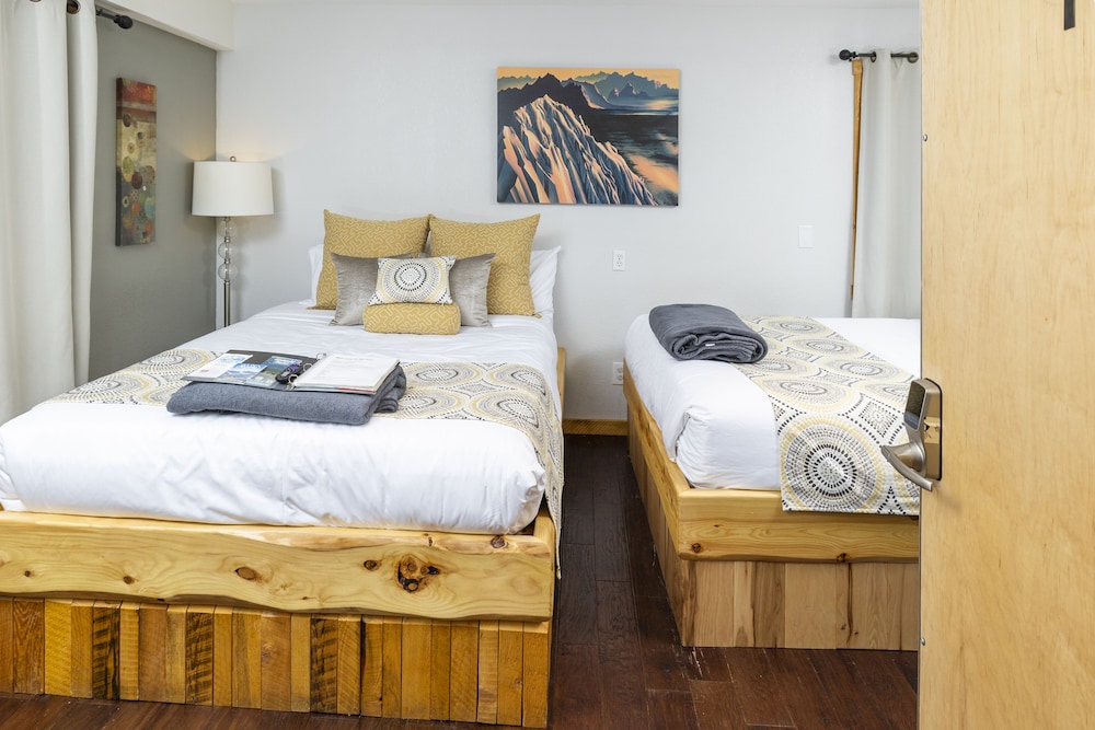 Deluxe Double Room, 2 Queen Beds, Accessible, Private Bathroom (Pet Friendly) photo 1