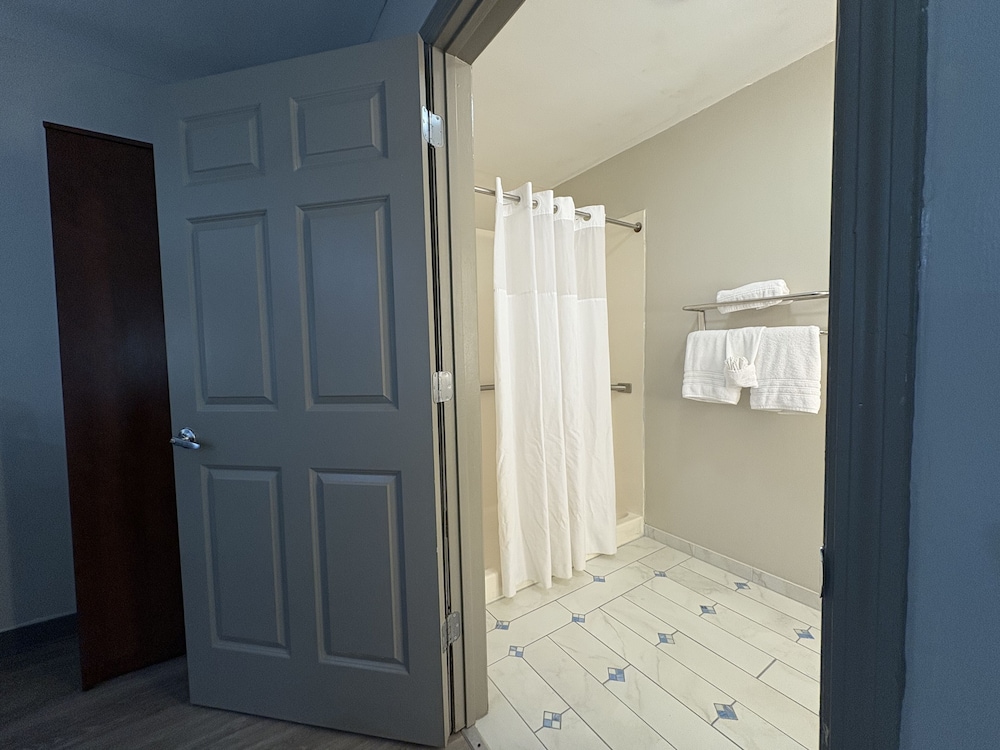 Room (King Bed Accessible Non-Smoking) - Photo 5