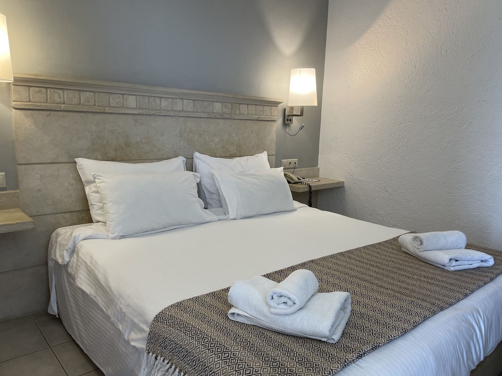 Standard Double or Twin Room, Partial Sea View