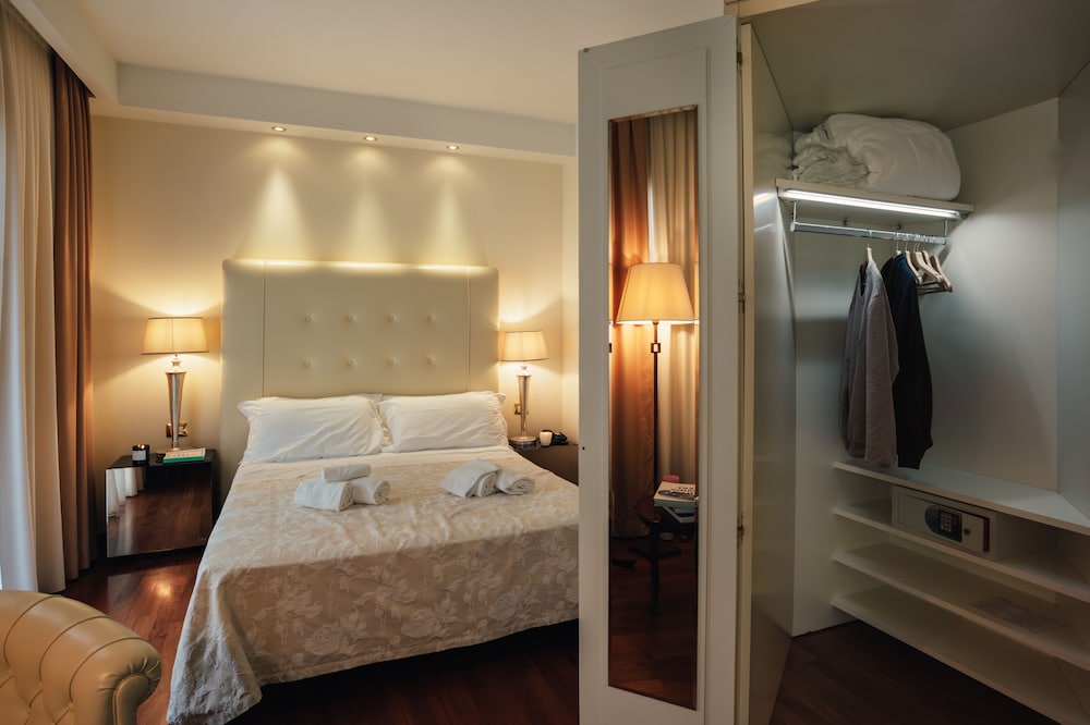 Luxury Double Room, Jetted Tub photo 2