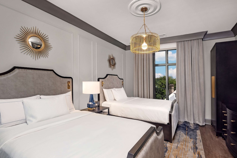 2 Bedroom, 1 King & 2 Queen Deluxe Suite, Accessible (Hearing)
