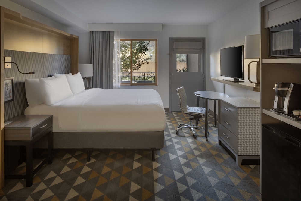 Room, 1 King Bed, Pool Access, Courtyard View - Photo 2