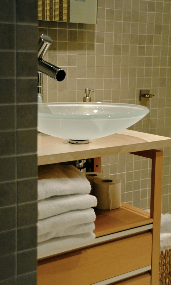 Basic Twin Room, Shared Bathroom photo 2