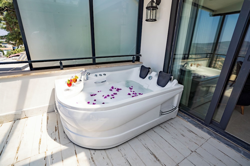Royal Penthouse, 1 Bedroom, Jetted Tub, Sea View photo 3