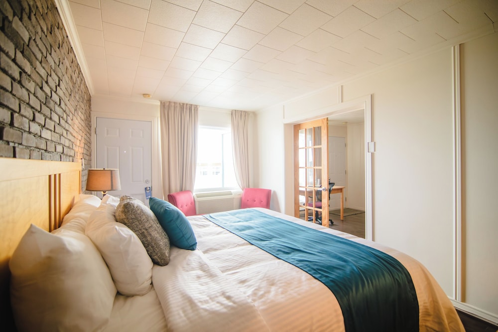 Design Suite, 1 King Bed With Sofa Bed