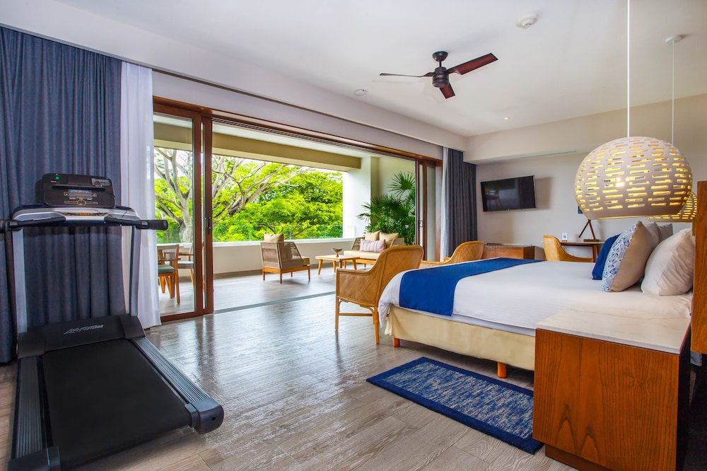 Suite, 1 King Bed (Jungle View) - Photo 3