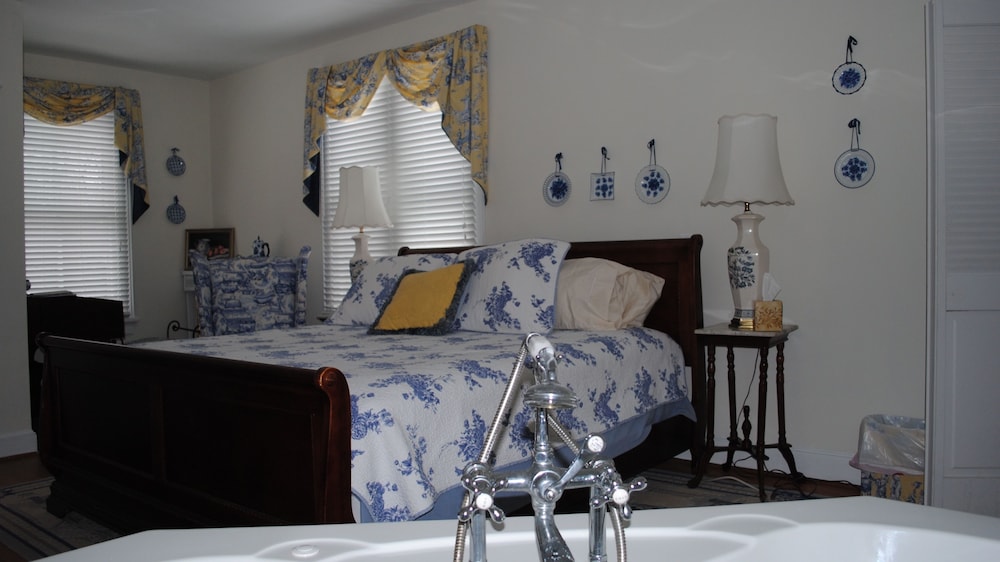 Superior Room, 1 King Bed, Jetted Tub (Blue Willow Room) photo 1