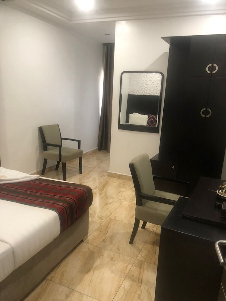 Basic Single Room - Photo 6