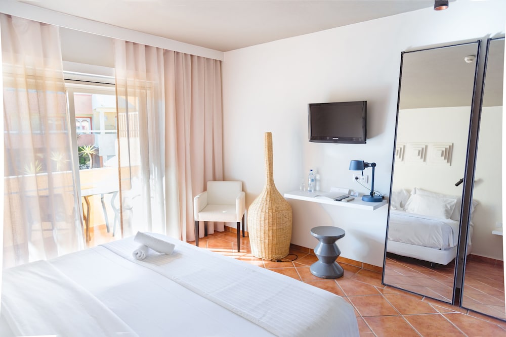 Double or Twin Room - Photo 9