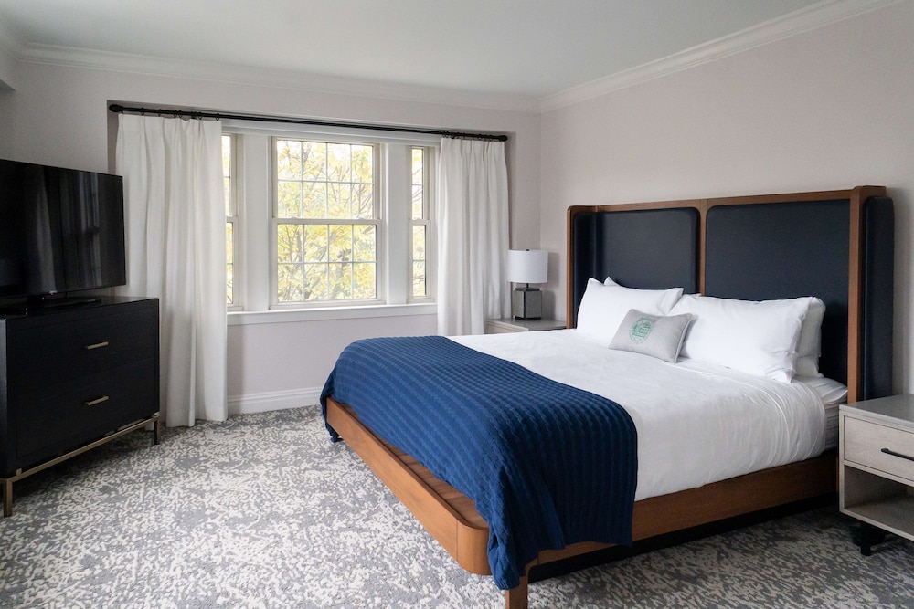 Junior Suite, 1 King Bed Campus View