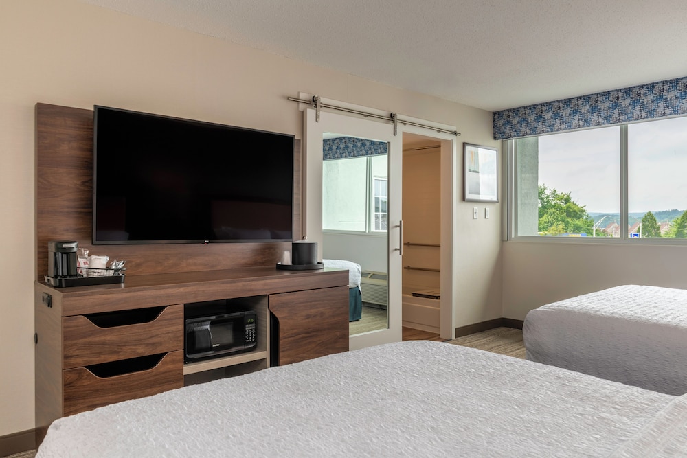 Room, 2 Queen Beds, Accessible, Bathtub (Hearing) - Photo 1