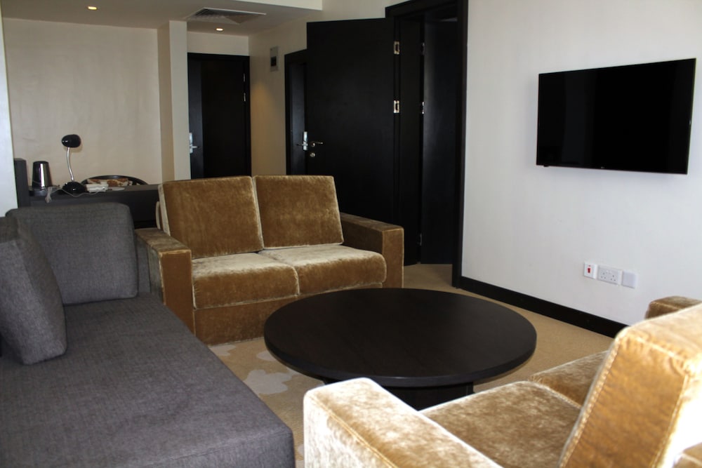 Suite, 1 Double Bed, Bathtub, City View photo 2