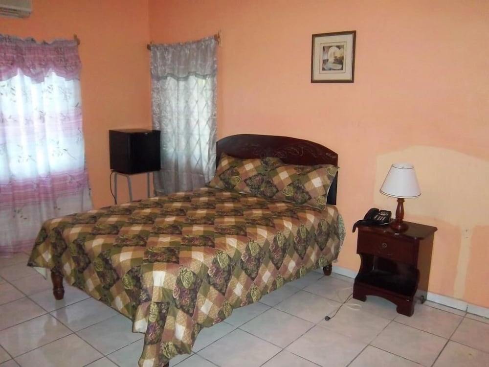 Deluxe Room, 1 Queen Bed photo 2