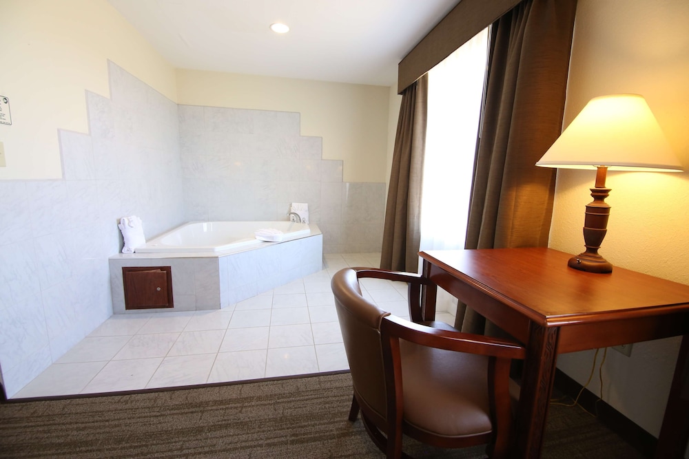 Standard Room, 1 King Bed, Jetted Tub, Golf View - Photo 2