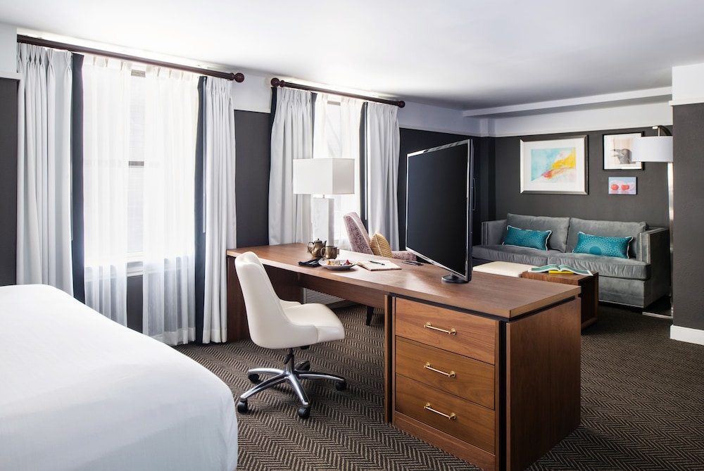 Suite, 1 King Bed with Sofa bed (Comfy) - Photo 1