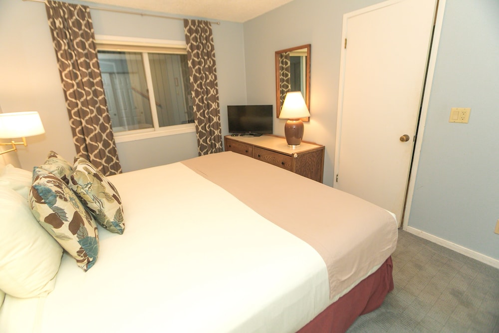 Signature Room, 1 King Bed with Sofa bed, Kitchen, Pool View (1 Bedroom Unit- 110- Pet Friendly) - Photo 4