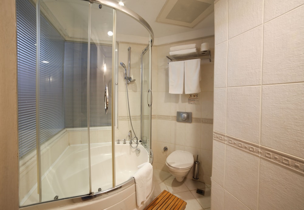 Suite, 1 King Bed, Corner photo 3