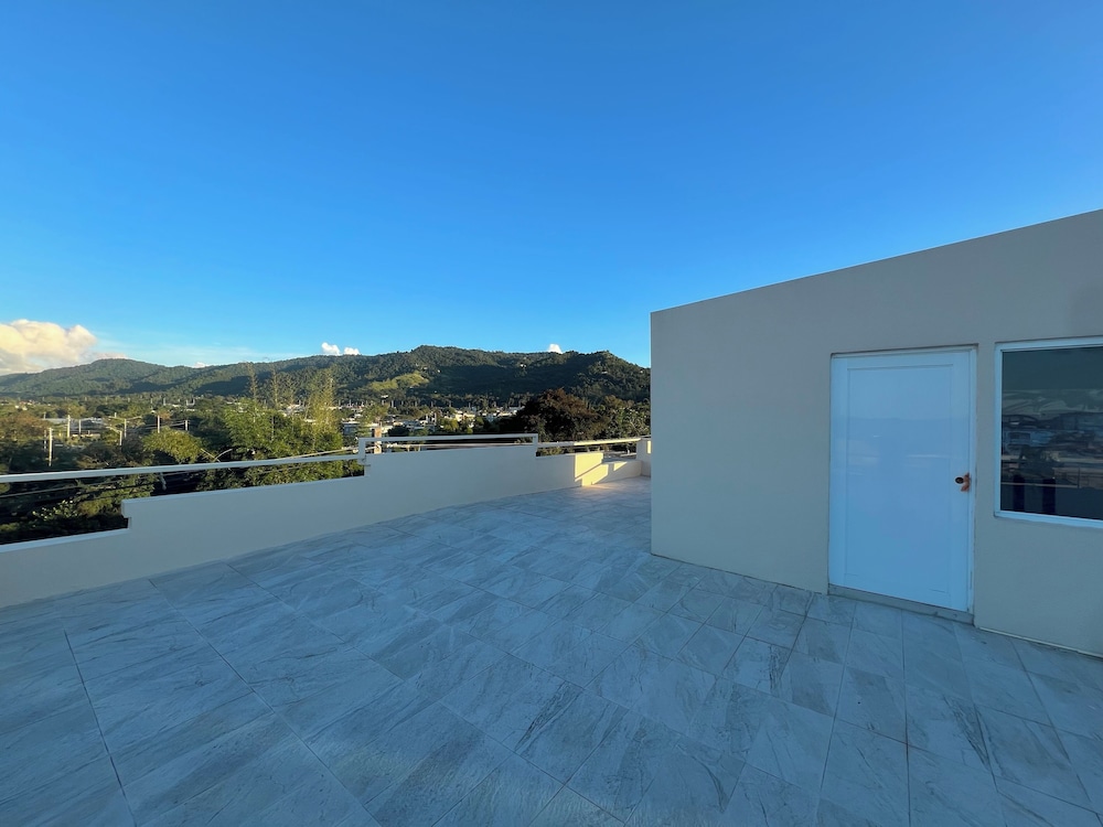 Luxury Apartment, 1 King Bed, Balcony, Mountain View photo 2