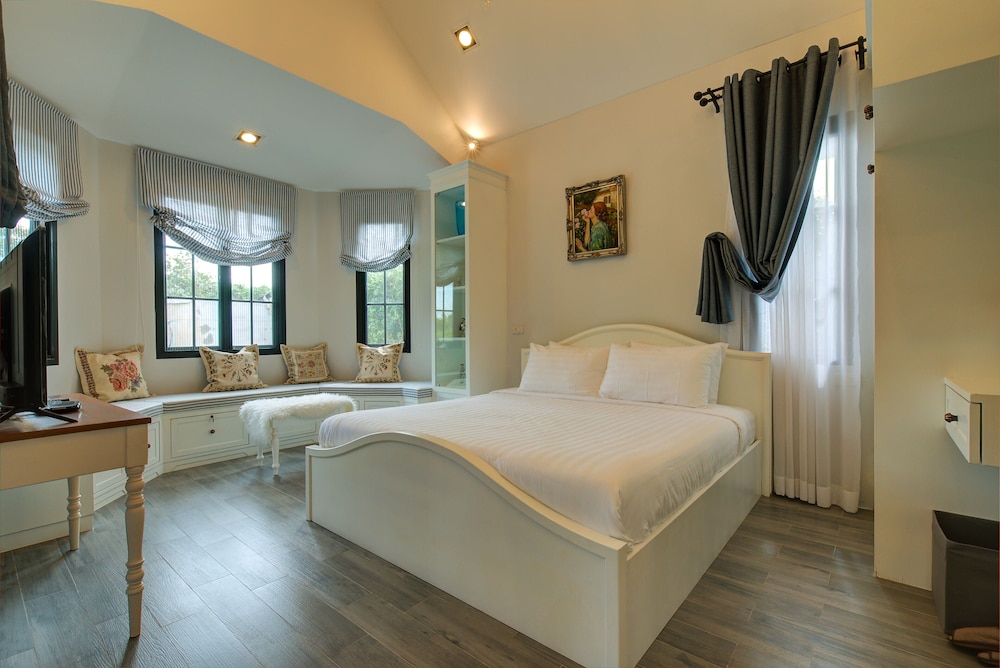 Three Bedroom French Cottage photo 2