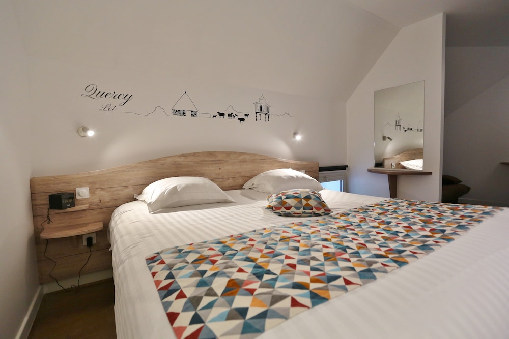 Deluxe Room, 1 Queen Bed, Kitchenette (Larger Room) - Photo 3