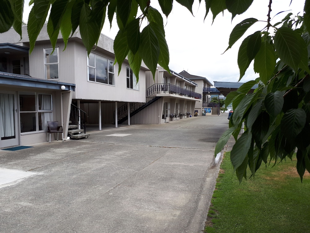 Standard Suite, 2 Bedrooms, Kitchen, Bathroom, Non Smoking (Motel) photo 2