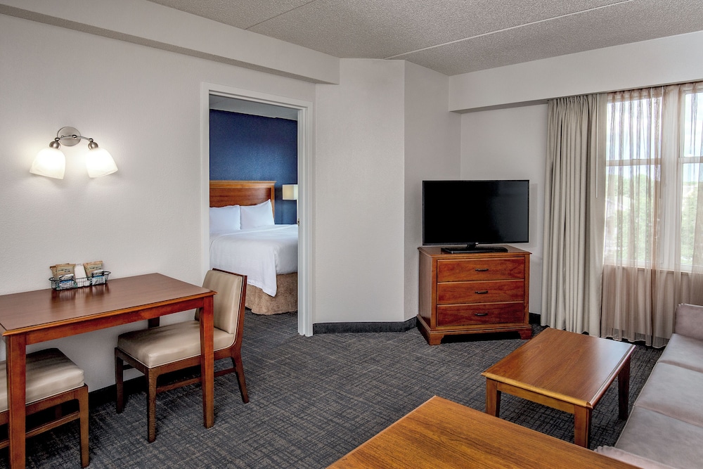 Suite, 2 Bedrooms - Photo 2