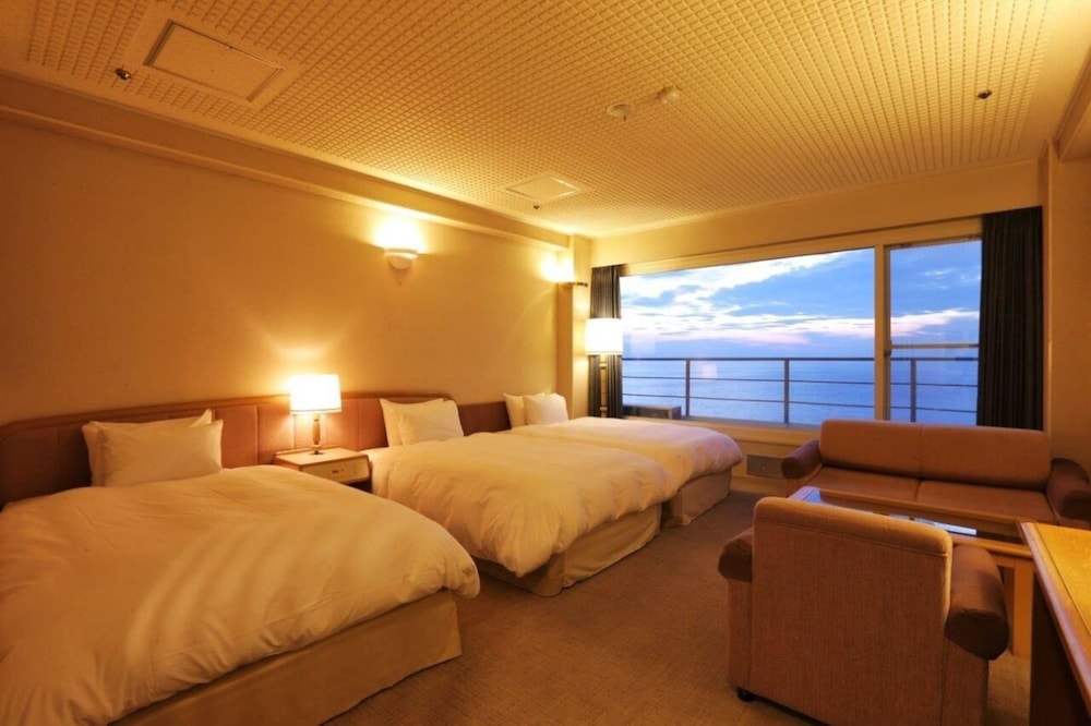 Moderate Triple Room with Shower Booth, Smoking, Ocean View - 40sqm, Up to 4 Guests - Photo 2