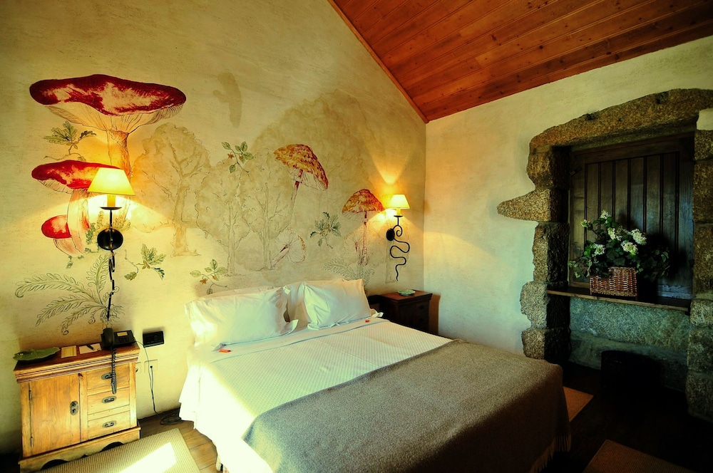 Deluxe Studio Suite, 1 Queen Bed, Non Smoking, Mountain View photo 3