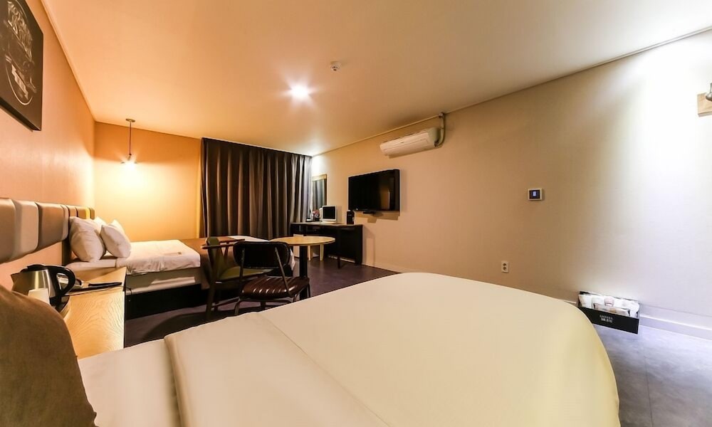 Premium Twin Room - Photo 2