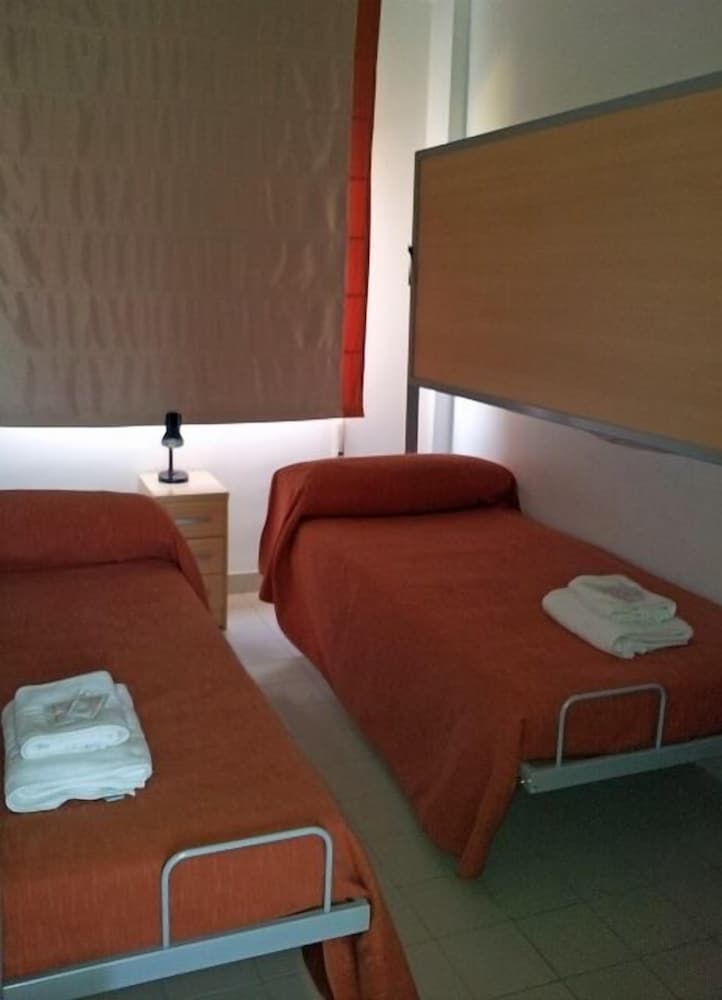 Basic Double Room, Bathtub