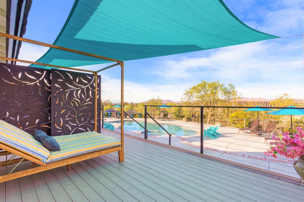 Deluxe Room, 1 King Bed, Pool View, Corner photo 2