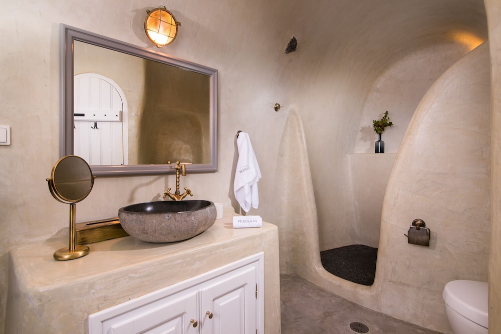 Althaea Honeymoon Cave Suite with Caldera View & Hot Tub - Photo 6