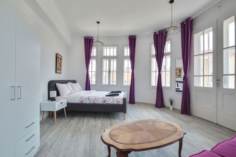 Exclusive Apartment, 1 Queen Bed with Sofa bed, Kitchenette, City View photo 2