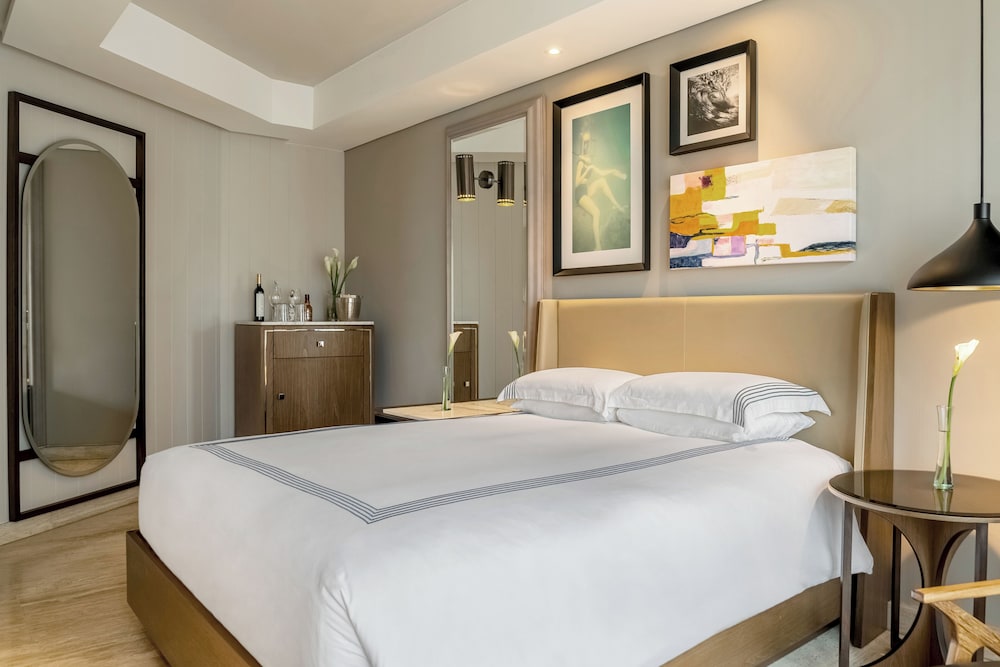 1 King Bed Partial Ocean View (Beach House)