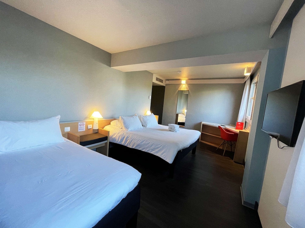 Room, Multiple Beds - Photo 16