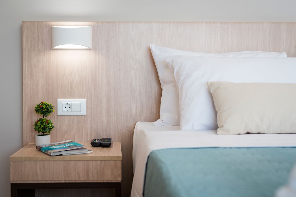 Superior Studio, 1 Queen Bed with Sofa bed, Non Smoking, Pool View