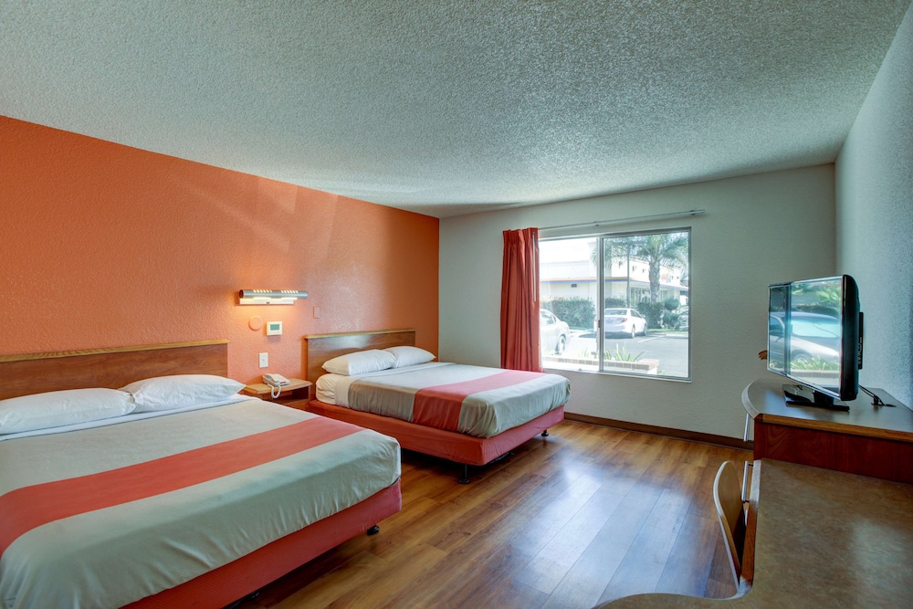 Standard Room, 2 Queen Beds, Accessible, Non Smoking - Photo 6