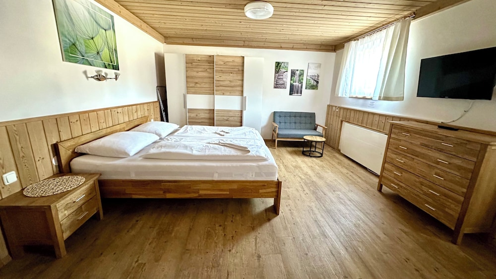 Comfort Studio, 1 Queen Bed, Mountain View, Garden Area