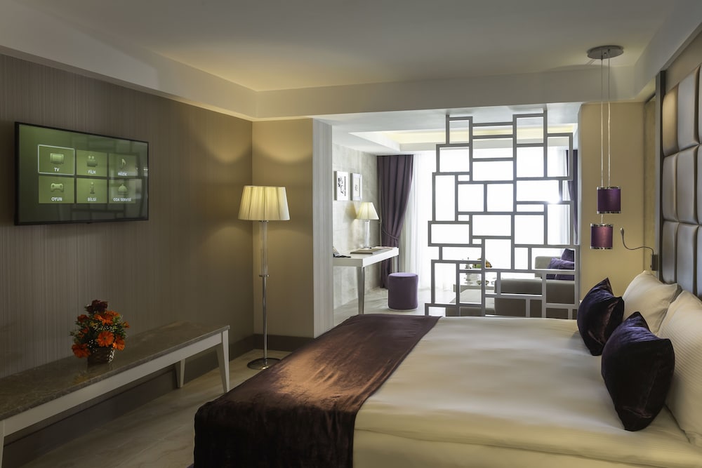 Deluxe Room, 1 King Bed, Mountain View photo 1