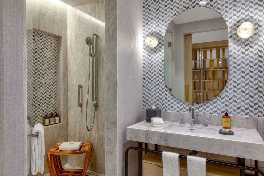 Suite, 1 King Bed, Ocean View, Corner