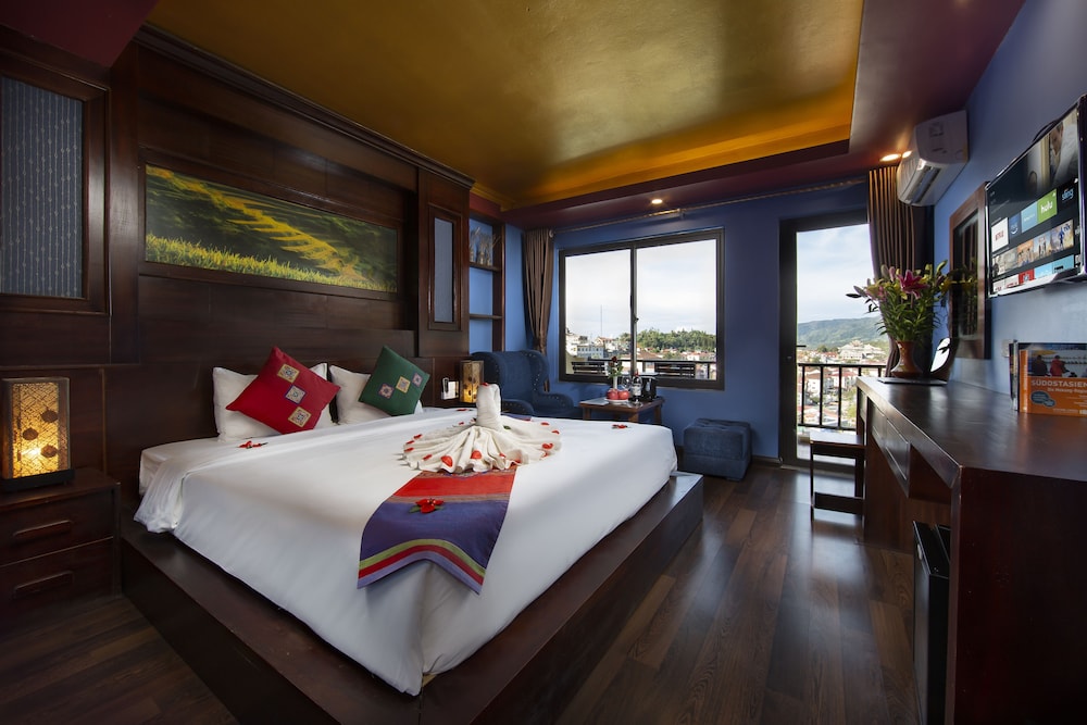 Deluxe Double or Twin with Mountain View