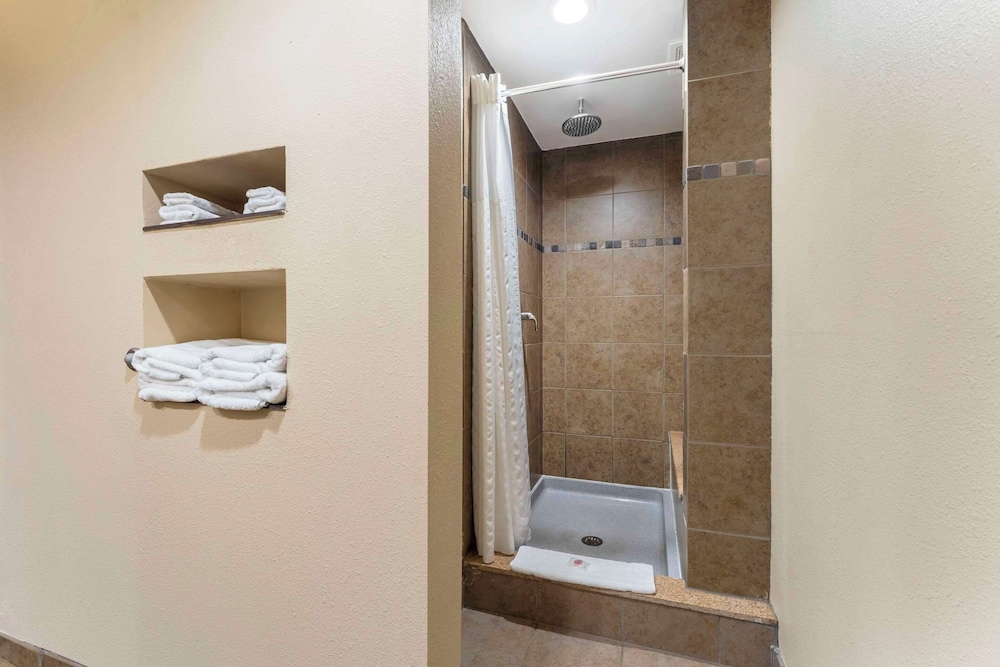 Executive Suite, 1 King Bed, Non Smoking, Hot Tub - Photo 4
