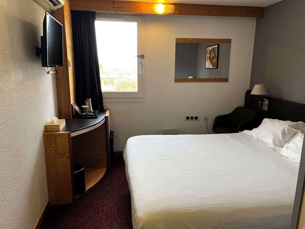 Standard Room, 1 Queen Bed, Non Smoking - Photo 4