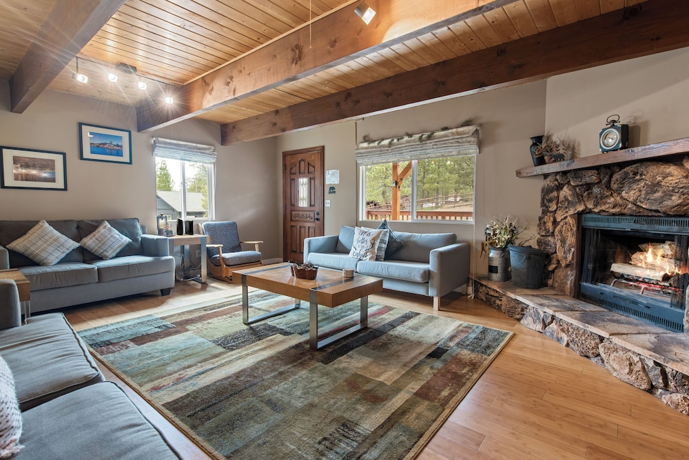 House, Multiple Beds, Hot Tub, Mountain View photo 3