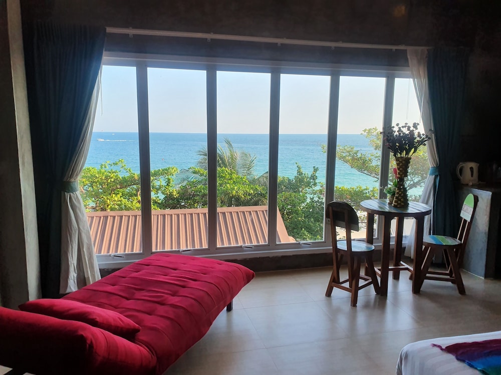 Deluxe Double Seaview photo 2