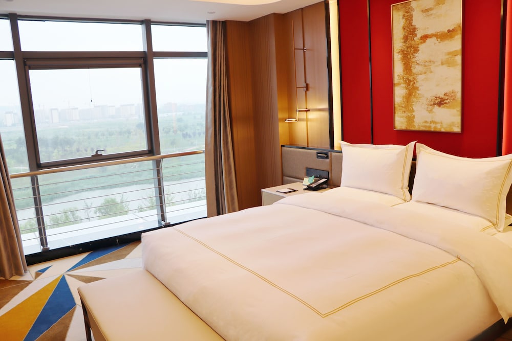 Deluxe Suite, 1 Queen Bed, Smoking - Photo 14