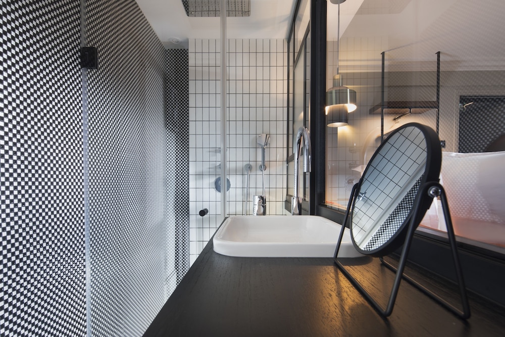 Maison ELLE Paris bathroom photo