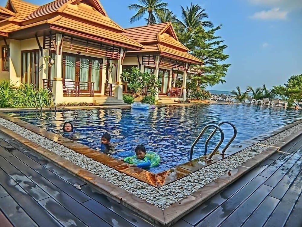 Villa (Beachfront) photo 2