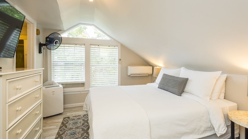 Standard Room, 1 Queen Bed