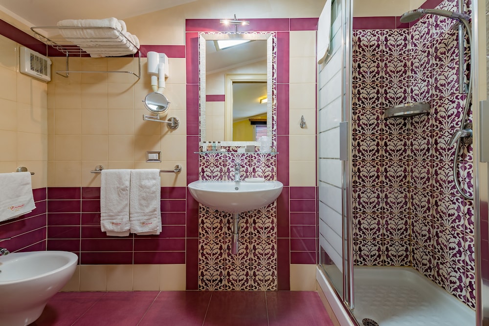 Basic Triple Room, City View (301) - Photo 7